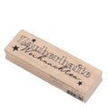 Apportez une touche festive à vos créations de Noël et à vos cartes faites main grâce au tampon « Zauberhafte Weihnachten » d'Artoz Papier AG. Ce tampon rectangulaire en bois présente un texte décoratif et des étoiles, ainsi que l'inscription « Zauberhafte Weihnachten » (qui signifie « Noël magique » en allemand), ce qui en fait un tampon de Noël idéal ou un tampon de bricolage parfait pour tous vos projets de saison.