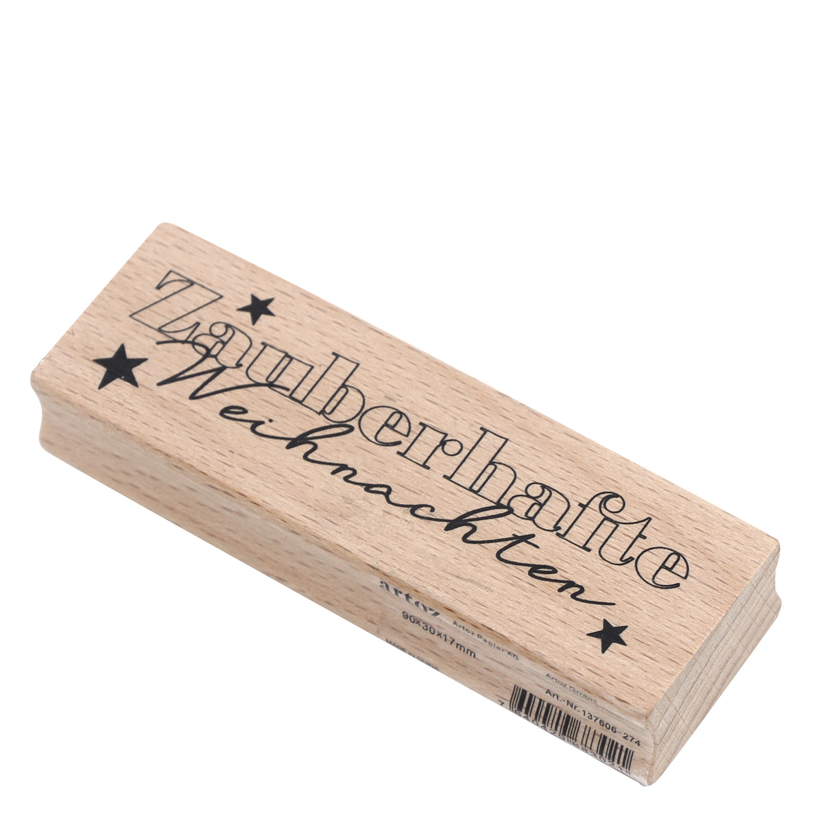 Apportez une touche festive à vos créations de Noël et à vos cartes faites main grâce au tampon « Zauberhafte Weihnachten » d'Artoz Papier AG. Ce tampon rectangulaire en bois présente un texte décoratif et des étoiles, ainsi que l'inscription « Zauberhafte Weihnachten » (qui signifie « Noël magique » en allemand), ce qui en fait un tampon de Noël idéal ou un tampon de bricolage parfait pour tous vos projets de saison.