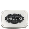 Ein weißes, rechteckiges Stempelkissen der Artoz Papier AG mit der Aufschrift Stempelkissen Brilliance Graphite Schwarz, mit schwarzem und weißem schnelltrocknendem Text auf dem Deckel.