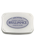 Das Stempelkissen Brilliance Silber von Artoz Papier AG ist ein weißes, rechteckiges Stempelkissen mit einem blauen, ovalen Etikett, das sich perfekt eignet, um Ihre Projekte mit schimmernden Silberpigmenten zu versehen.