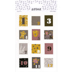Une feuille de vingt-quatre autocollants rectangulaires de l'Avent, de style timbre, numérotés de 1 à 24 et ornés de motifs festifs et floraux — parfaits pour décorer des cadeaux. Le nom de la marque « Artoz Papier AG » est imprimé en haut de la feuille.