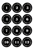 Vierundzwanzig schwarze Kreise mit weißen Zahlen von 1 bis 24, jeweils umrahmt von einem zarten weißen Blattkranzmotiv und ordentlich auf einem weißen Hintergrund angeordnet – die perfekten „Artoz Sticker Adventsnummern 1–24 schwarz“ von Artoz Papier AG zum Verzieren von Geschenken oder um Ihren festlichen Projekten eine kreative DIY-Note zu verleihen.