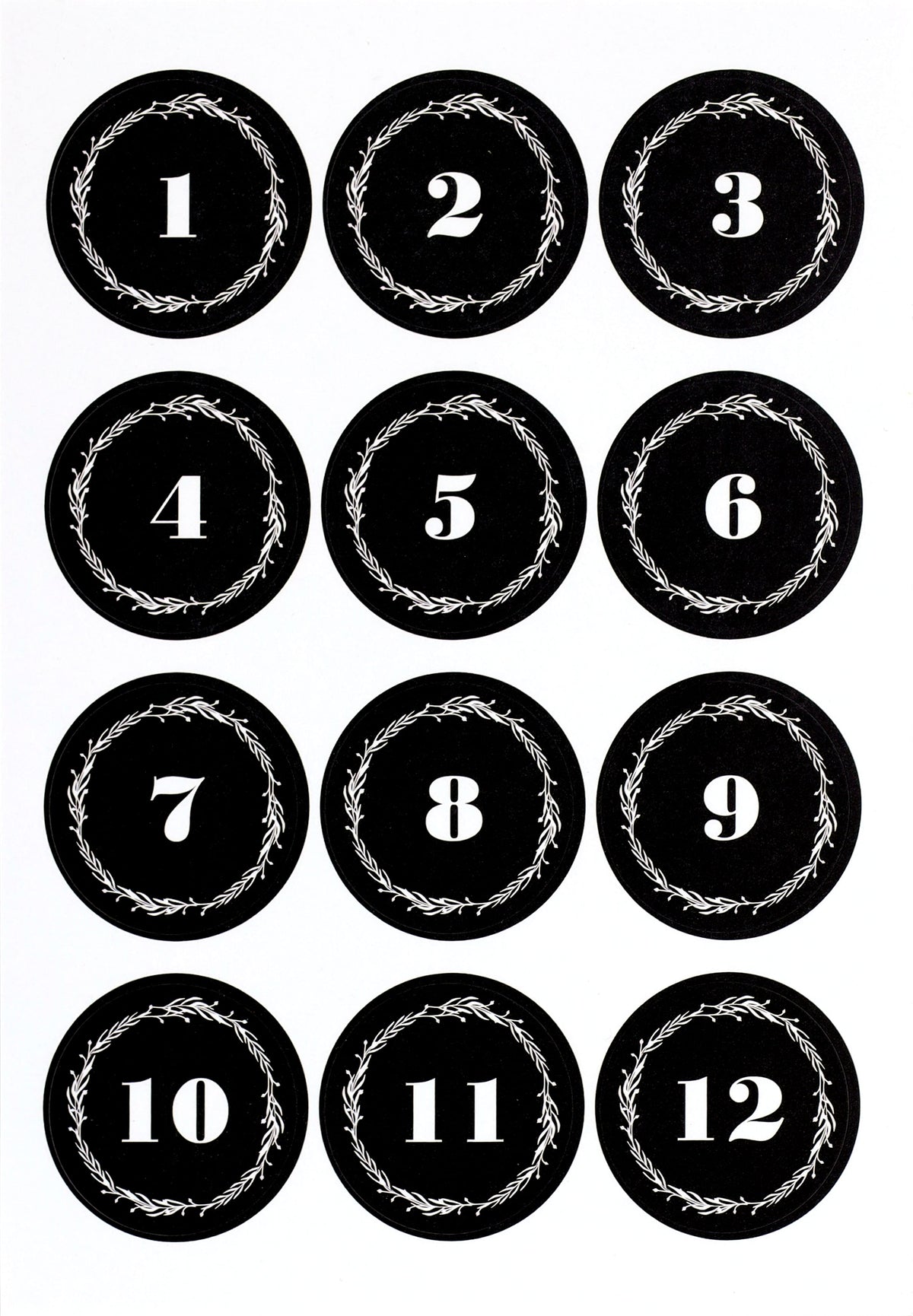 Vierundzwanzig schwarze Kreise mit weißen Zahlen von 1 bis 24, jeweils umrahmt von einem zarten weißen Blattkranzmotiv und ordentlich auf einem weißen Hintergrund angeordnet – die perfekten „Artoz Sticker Adventsnummern 1–24 schwarz“ von Artoz Papier AG zum Verzieren von Geschenken oder um Ihren festlichen Projekten eine kreative DIY-Note zu verleihen.