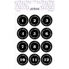 Ein Bogen mit 24 schwarzen, runden Aufklebern von Artoz Papier AG, auf denen jeweils in der Mitte eine weiße Zahl von 1 bis 24 zu sehen ist, umgeben von einem eleganten weißen Kranzmotiv – perfekt für DIY-Dekorationen und ideal als Adventsnummern-Aufkleber zum Verzieren von Geschenken. Oben ist der Produktname „Artoz Aufkleber Adventsnummern 1–24 schwarz“ angegeben.