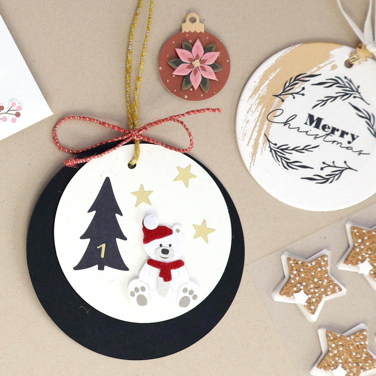 Artoz Sticker Advent Tannenbaum 1-24 par Artoz Papier AG — comprenant de charmants autocollants faits main, tels qu’une étiquette ronde représentant un ours, un sapin et des étoiles, une étiquette « Merry Christmas », des motifs floraux et des dessins en forme d’étoiles pailletées — sont disposés avec art sur un fond beige, parfaits pour le bricolage ou comme décoration de cadeaux.