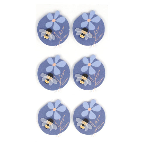 Le set Artoz Papier AG 3D Sticker "Biene mit Blume" comprend six autocollants circulaires représentant une abeille de dessin animé et une fleur violette sur un fond violet, disposés en deux colonnes et trois rangées - des Bastelzubehör idéaux pour les projets créatifs.