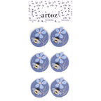 L'autocollant Artoz 3D Sticker "Biene mit Blume" d'Artoz Papier AG propose six autocollants ronds, chacun avec une fleur bleue et une abeille jaune-noire sur fond bleu foncé - un Bastelzubehör idéal pour agrémenter vos travaux manuels. La feuille est surmontée d'un autocollant décoratif "artoz 3D Sticker".