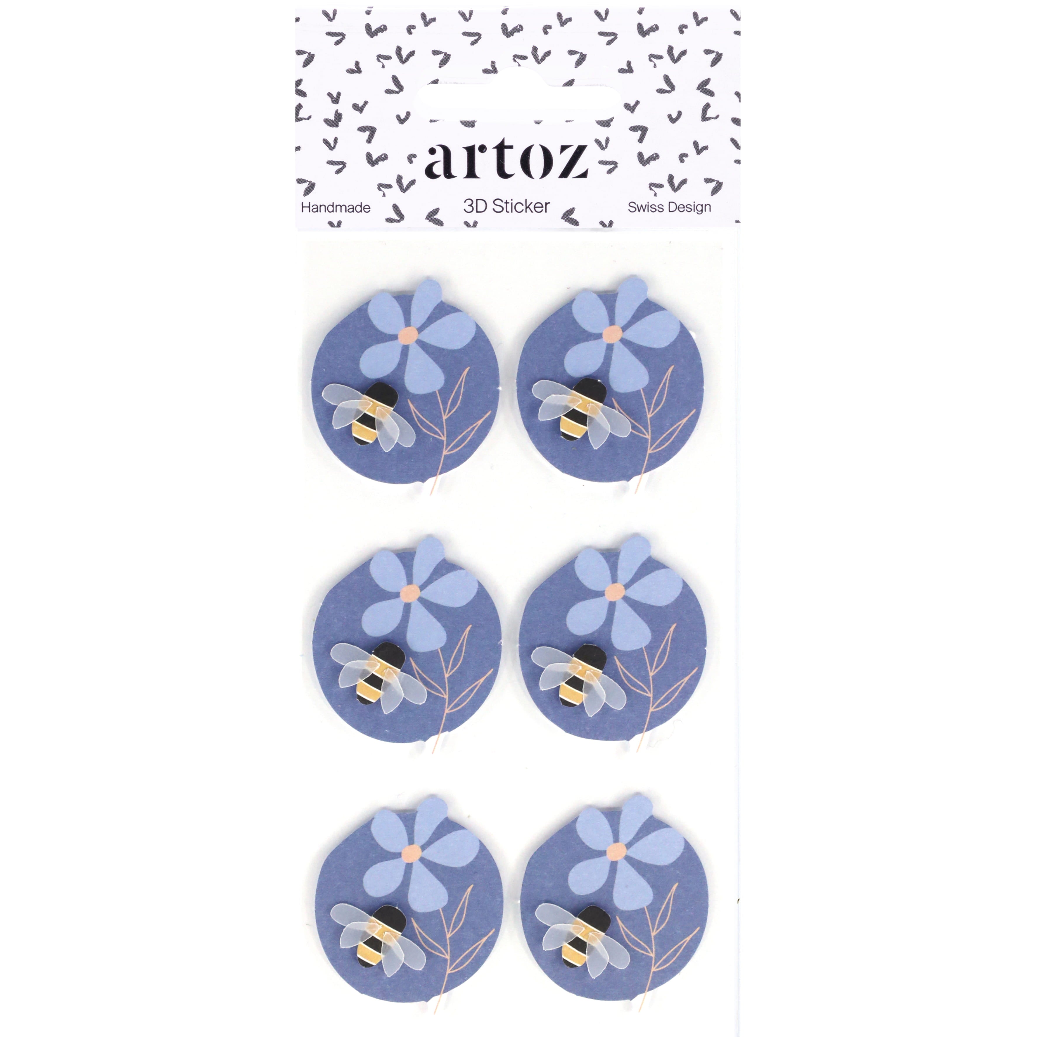 L'autocollant Artoz 3D Sticker "Biene mit Blume" d'Artoz Papier AG propose six autocollants ronds, chacun avec une fleur bleue et une abeille jaune-noire sur fond bleu foncé - un Bastelzubehör idéal pour agrémenter vos travaux manuels. La feuille est surmontée d'un autocollant décoratif "artoz 3D Sticker".