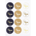 Der Artoz Sticker für DICH von der Artoz Papier AG umfasst 12 Sticker in Schwarz, Gold und Weiss mit handgeschriebenem Text und einem Herz - ideal für Geschenkverpackungen oder um Ihren Geschenken ein Schweizer handgefertigtes Flair zu verleihen.