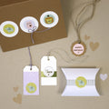 Eine Auswahl von Artoz Sticker für DICH von Artoz Papier AG auf beigem Hintergrund, mit pastellfarbenen Geschenkanhängern mit Tiermotiven und Sprüchen wie für DICH und HAPPY BIRTHDAY - einige mit Schnur gebunden, einer auf einer weißen Geschenkbox.