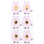 Six cochons Artoz 3D Sticker "Glücksschwein" d'Artoz Papier AG - tous roses, souriant les yeux fermés et tenant un trèfle à quatre feuilles doré - sont disposés en deux colonnes et trois rangées sur un fond blanc.