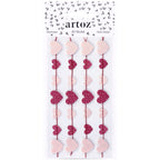 Die Artoz Papier AG 3D Sticker "Herzgirlande" zeigen rosa und rote herzförmige Sticker mit Tupfen in vertikalen Reihen. Die Verpackung unterstreicht das Schweizer Design mit weissem Hintergrund und kleinen schwarzen Herzen am oberen Rand.