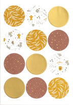 Un lot de 12 autocollants ronds « Artoz Sticker Kreise farbig » de la marque Artoz Papier AG, avec de magnifiques motifs tels que de la feuille d’or, du marron à pois dorés, du jaune avec des feuilles blanches et du blanc avec des gribouillis sur le thème de la cuisine en jaune, marron et gris – idéal pour des projets de décoration créatifs à réaliser soi-même.