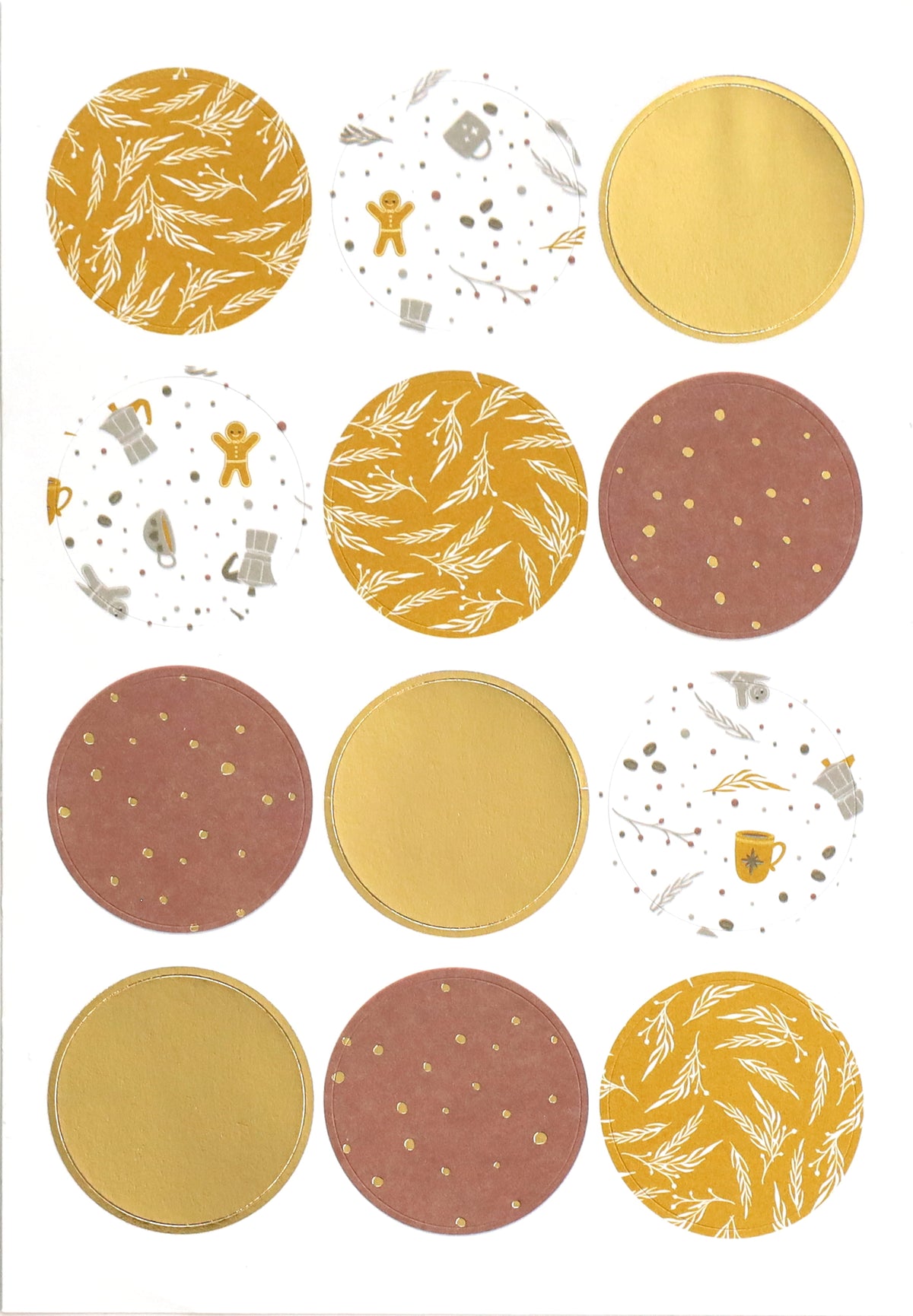 Un lot de 12 autocollants ronds « Artoz Sticker Kreise farbig » de la marque Artoz Papier AG, avec de magnifiques motifs tels que de la feuille d’or, du marron à pois dorés, du jaune avec des feuilles blanches et du blanc avec des gribouillis sur le thème de la cuisine en jaune, marron et gris – idéal pour des projets de décoration créatifs à réaliser soi-même.