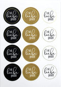 Der Artoz Sticker Mit liebe gemacht von Artoz Papier AG enthält 12 schwarze, goldene und weiße Sticker mit dem deutschen Spruch "Mit liebe gemacht" - ideal zum Verzieren von Geschenken oder zum Hinzufügen eines liebevollen Details zu jedem Projekt.