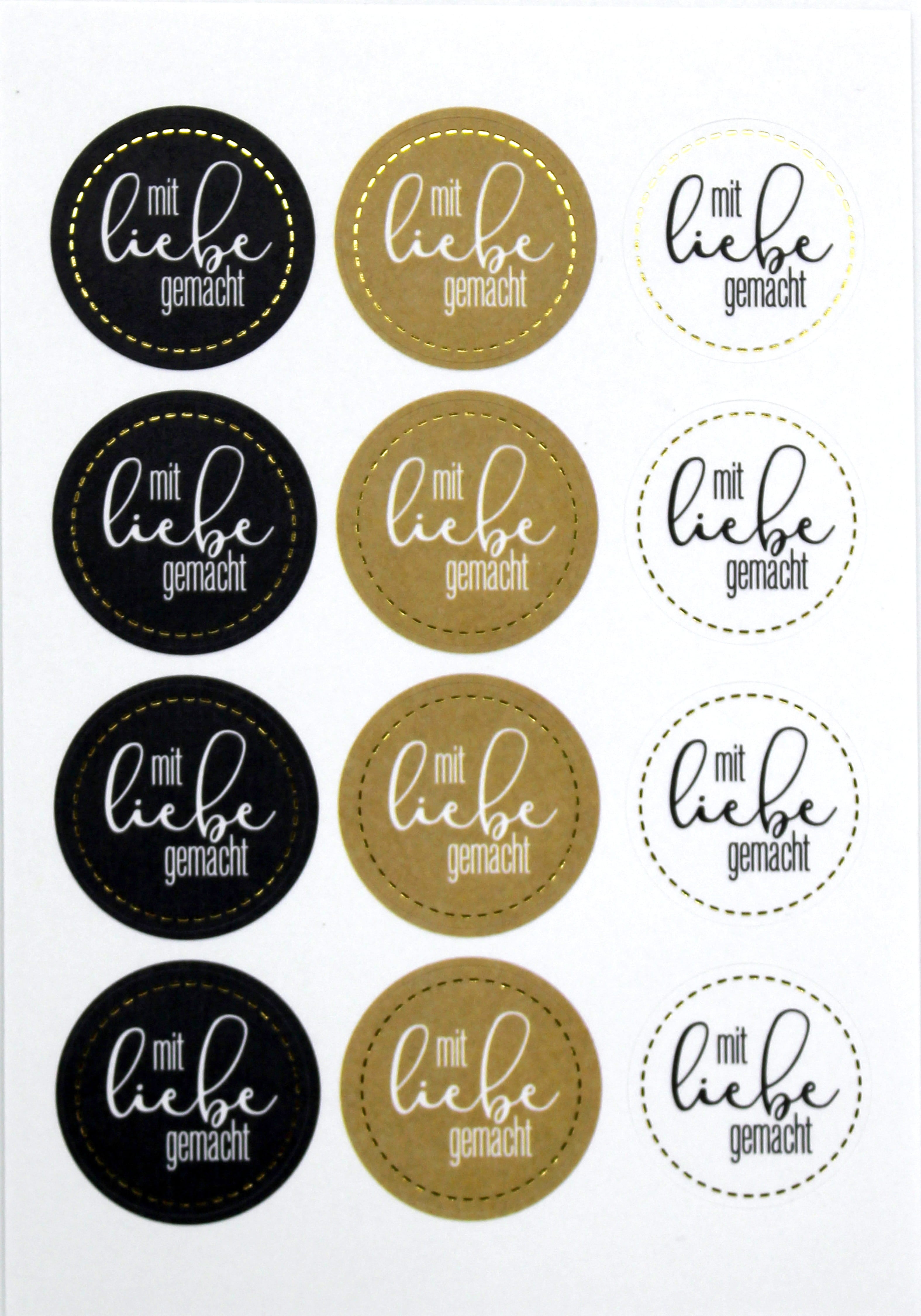 Der Artoz Sticker Mit liebe gemacht von Artoz Papier AG enthält 12 schwarze, goldene und weiße Sticker mit dem deutschen Spruch "Mit liebe gemacht" - ideal zum Verzieren von Geschenken oder zum Hinzufügen eines liebevollen Details zu jedem Projekt.