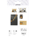 L'étiquette d'emballage des fournitures de loisirs créatifs d'Artoz Papier AG présente des cartes, des boîtes et des bocaux décorés d'éléments en forme d'étoiles et de motifs orange, parfaits pour les projets de bricolage et de décoration. Les coordonnées de l'entreprise et les icônes de certification écologique figurent en bas, tandis que le produit « Artoz Sticker Sternen Diverse Farben » apporte une touche finale créative.