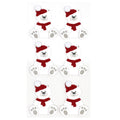 Six oursons blancs de bande dessinée, coiffés de bonnets de Père Noël rouges et portant des écharpes rouges, sont assis bien droits, disposés en deux colonnes de trois, sur un fond blanc. Le lot d'autocollants 3D « Artoz 3D Sticker Teddybär » d'Artoz Papier AG comprend des autocollants 3D de grande qualité et met en valeur un ravissant design suisse.