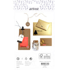 Des étiquettes-cadeaux, des enveloppes et un petit pot orné de décorations festives sont présentés sur un fond blanc. Tous ces articles arborent des motifs simples en papier brun ou kraft, rehaussés de touches festives discrètes et d’un texte en noir ou en rouge, le tout agrémenté de l’autocollant transparent « Frohes Fest » d’Artoz Papier AG, qui apporte une touche subtile de gaieté.