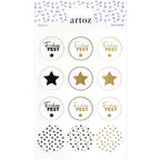 Une feuille de 12 autocollants ronds « Artoz Sticker Frohes Fest » transparents, fabriqués par Artoz Papier AG, présente des étoiles et l'inscription « Frohes Fest » dans des motifs festifs dorés, noirs et blancs — parfaits pour les emballages cadeaux. La rangée du bas met en avant divers motifs d'étoiles, tandis que certains autocollants transparents ajoutent une touche festive supplémentaire.