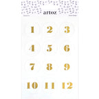 Une feuille blanche portant en haut le logo d'Artoz Papier AG, surmonté de petites formes noires, présente des autocollants numérotés dorés transparents allant de 1 à 12, disposés en quatre rangées de trois. Idéaux comme autocollants de l'Avent ou comme matériel de bricolage pour votre prochain projet créatif, les autocollants transparents « Artoz Sticker Advent » apportent une touche d'élégance.