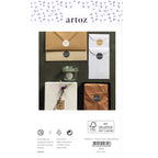Matériel d'emballage cadeau sur une surface sombre, comprenant des enveloppes, un bocal, un cadeau emballé et des cartes, chacune décorée avec l'autocollant Artoz Happy Birthday transparent d'Artoz Papier AG pour une décoration d'anniversaire unique.