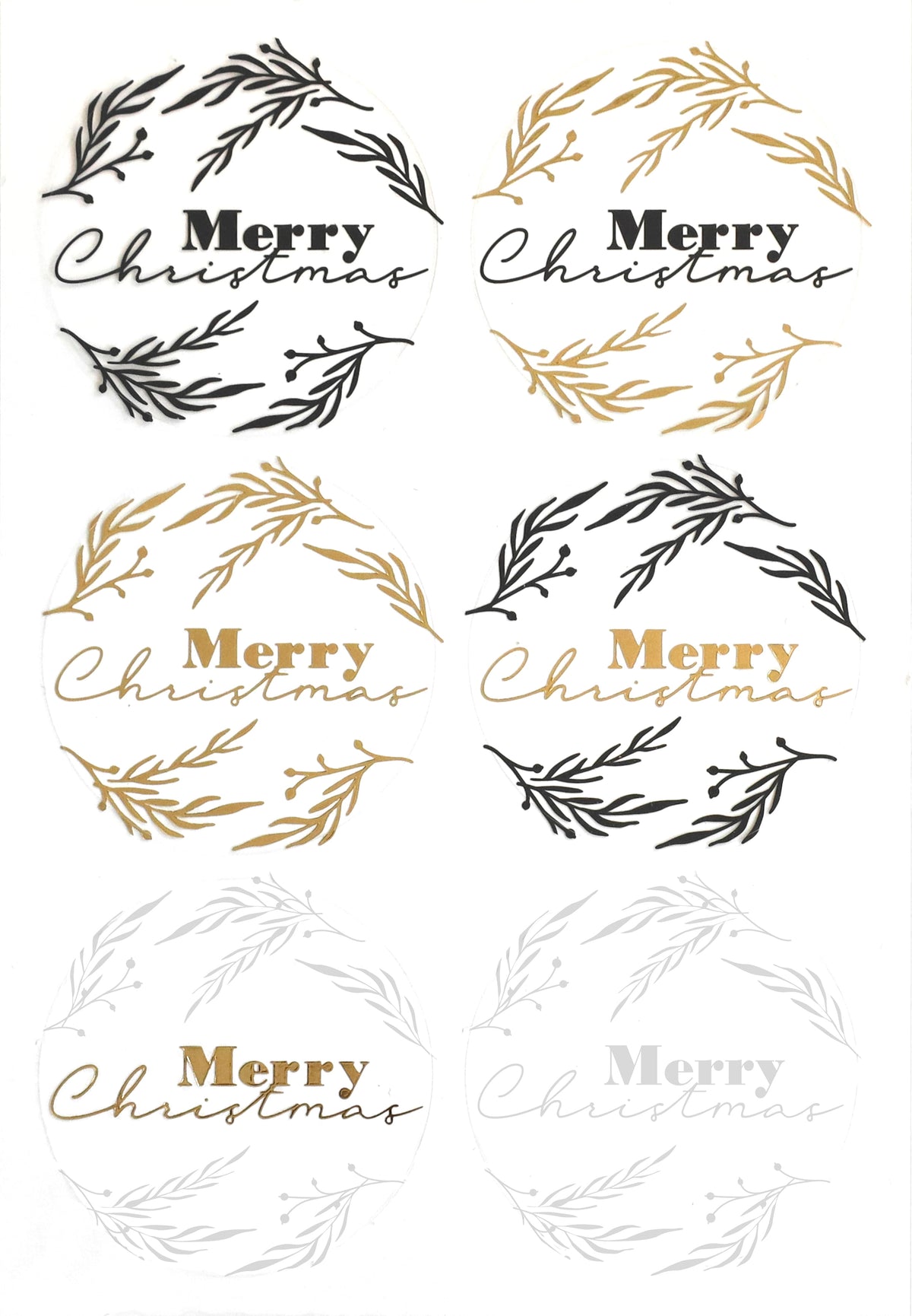 Six motifs ronds « Merry Christmas » en noir et or, avec des lettres estompées, chacun encadré d’une couronne de feuilles minimaliste et disposés en deux colonnes de trois rangées chacune sur fond blanc. Les autocollants transparents « Merry Christmas » d’Artoz Papier AG sont parfaits pour les projets de bricolage festifs : ces autocollants « Merry Christmas » apportent une touche d’élégance à toutes vos décorations de Noël et à vos projets créatifs.