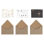 Drei kleine Briefumschläge der Marke „Artoz Papier AG“ (Geschenkkuvert klein Sterne) mit drei dazu passenden Karten darüber. Die Karten zeigen einzigartige Motive im Schweizer Design: goldene Weihnachtslebkuchen, schwarze Streifen mit Sternen sowie Schwarz mit goldenen Sternen. Die Briefumschläge bestehen aus schlichtem braunem Kraftpapier und eignen sich daher ideal für stilvolle Geldgeschenke.