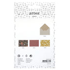 Rückseite einer kleinen Geschenkkuvert-Set-Verpackung der Artoz Papier AG, auf der drei gemusterte Papierdesigns – Blumenmuster, rot mit Punkten und gelb mit Punkten – neben einem kleinen beigen Umschlag zu sehen sind. Diese vielseitigen Mini-Umschläge (Geschenkkuverts) wurden in der Tradition des Schweizer Designs gefertigt und eignen sich ideal zum Verpacken von Geschenkkarten (Gutscheine). Die Packung enthält sechs Stück, und die Produktdetails mit Barcode sind ebenfalls sichtbar.