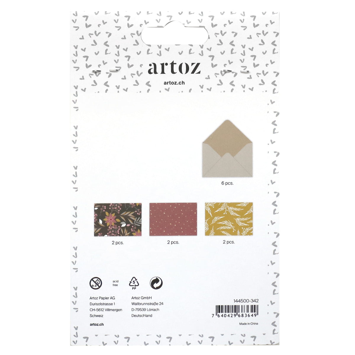 Rückseite einer kleinen Geschenkkuvert-Set-Verpackung der Artoz Papier AG, auf der drei gemusterte Papierdesigns – Blumenmuster, rot mit Punkten und gelb mit Punkten – neben einem kleinen beigen Umschlag zu sehen sind. Diese vielseitigen Mini-Umschläge (Geschenkkuverts) wurden in der Tradition des Schweizer Designs gefertigt und eignen sich ideal zum Verpacken von Geschenkkarten (Gutscheine). Die Packung enthält sechs Stück, und die Produktdetails mit Barcode sind ebenfalls sichtbar.