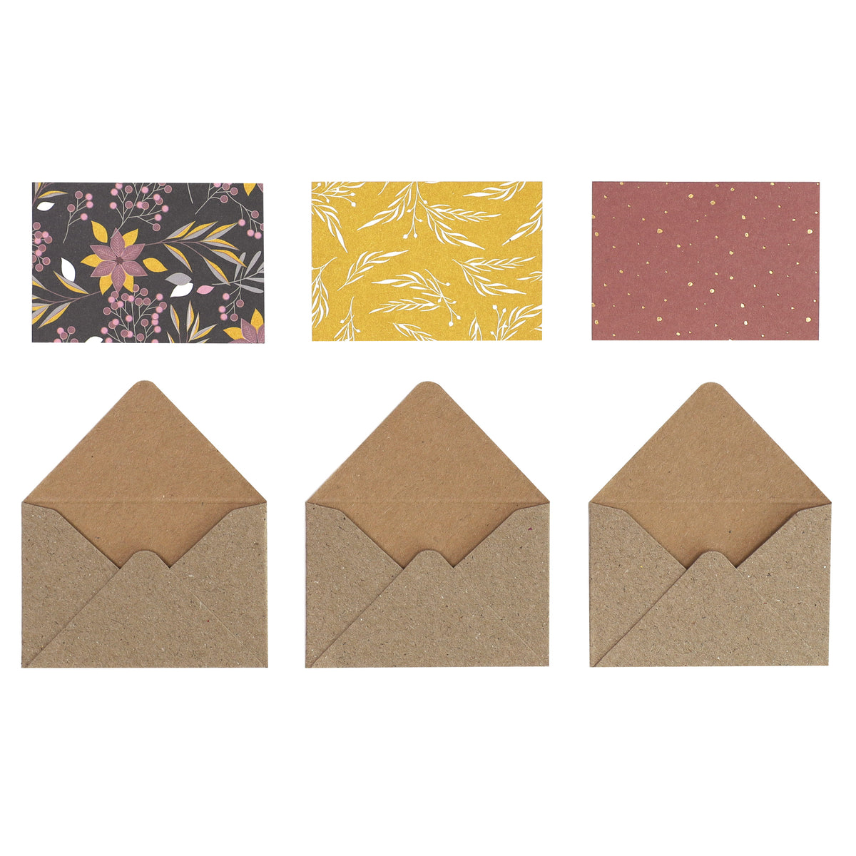 Drei braune Umschläge – das Modell „Geschenkkuvert klein“ von Artoz Papier AG – sind jeweils mit einer der oben abgebildeten Dekokarten kombiniert: eine mit Blumenmuster, eine weitere mit gelben und weißen Blättern verziert und die dritte mit goldenen Punkten auf rötlichem Hintergrund. Alle sind elegant auf einer weißen Fläche angeordnet und verkörpern raffiniertes Schweizer Design – ideal als Gutscheinverpackung für besondere Anlässe.