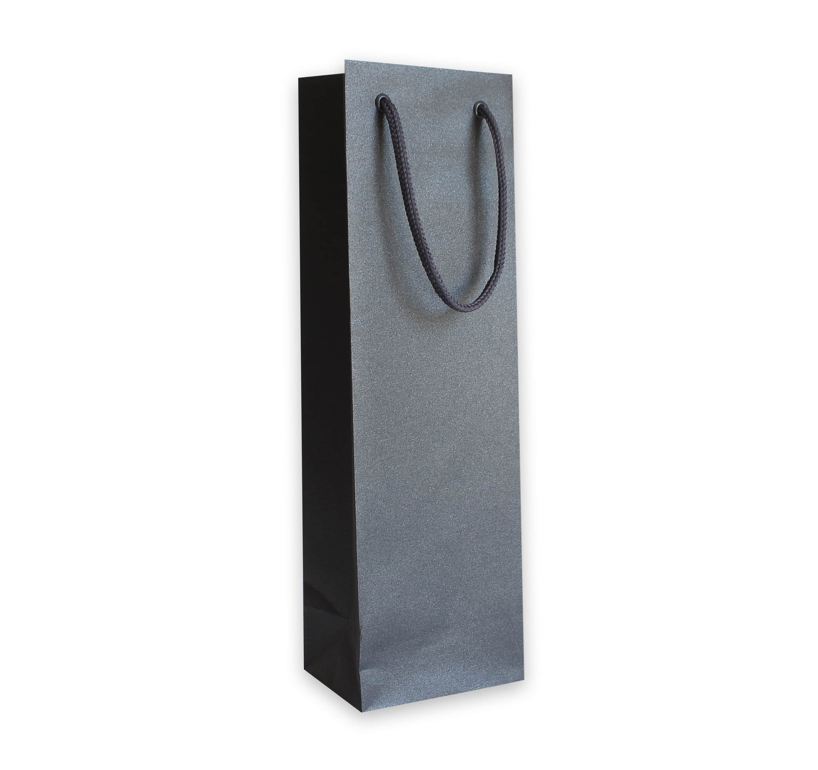 Un sac « Wein Tragetasche div. Farben » noir, rectangulaire et de grande taille, fabriqué par Artoz Papier AG, est présenté sur un fond blanc uni ; il est réalisé en papier kraft de haute qualité et doté de poignées en corde noire. Il est conçu comme un emballage cadeau élégant ou un sac de transport pour une bouteille de vin.