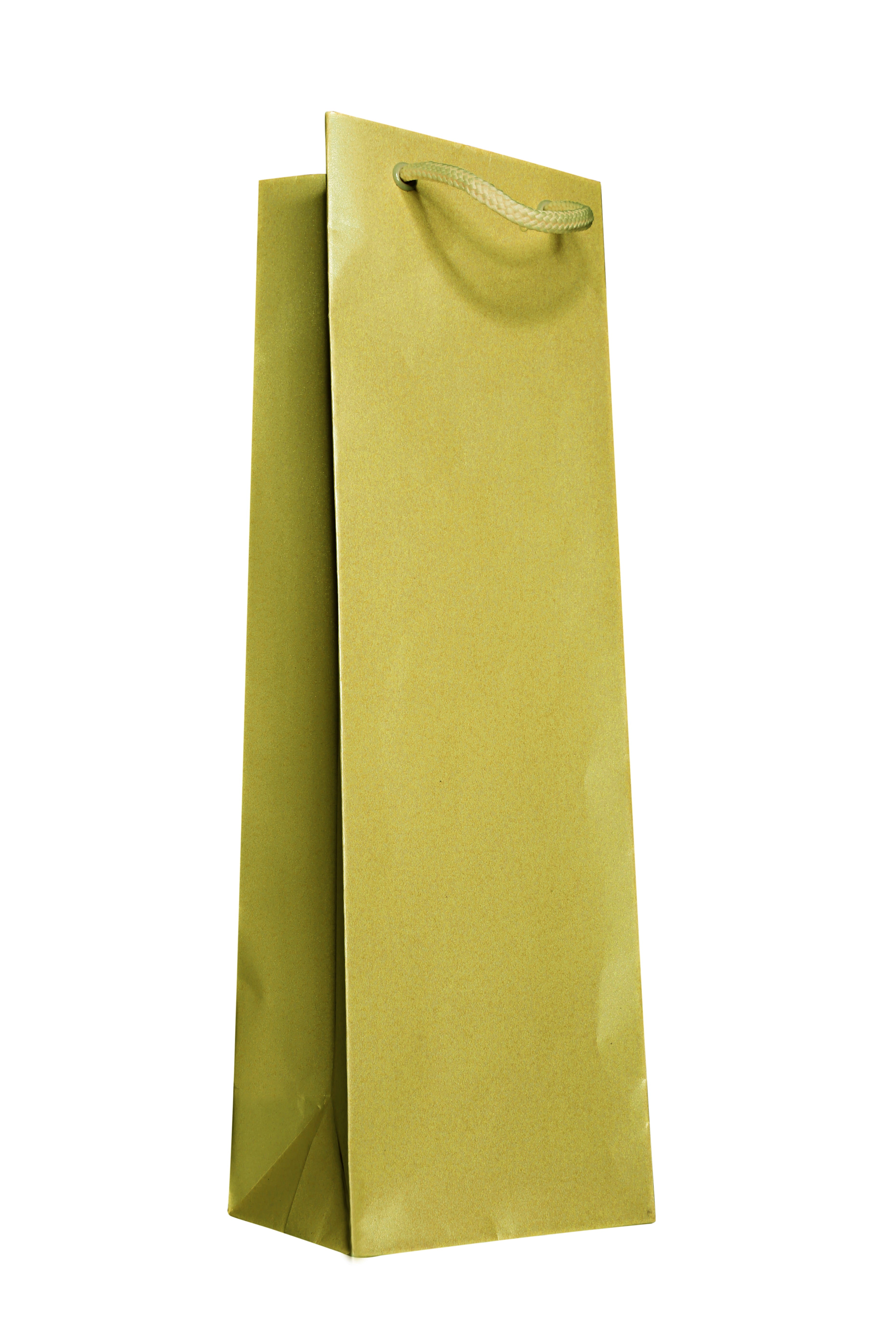 Un grand sac à vin « Wein Tragetasche div. Farben » de couleur dorée, fabriqué par Artoz Papier AG, doté d'une poignée en corde assortie, posé à la verticale sur un fond blanc : idéal comme sac à vin tendance ou comme emballage cadeau raffiné.