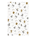 Fond blanc orné d'un motif répétitif composé de tasses marron, de tasses grises, de cafetières, de bonhommes en pain d'épices, ainsi que de grains de café, de feuilles et de points éparpillés dans des tons neutres — idéal pour le modèle « Papiertüte L Winter Design » d'Artoz Papier AG, pour un emballage cadeau suisse élégant ou comme sac cadeau original.