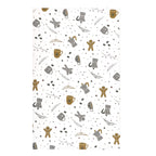 Fond blanc orné d'un motif répétitif composé de tasses marron, de tasses grises, de cafetières, de bonhommes en pain d'épices, ainsi que de grains de café, de feuilles et de points éparpillés dans des tons neutres — idéal pour le modèle « Papiertüte L Winter Design » d'Artoz Papier AG, pour un emballage cadeau suisse élégant ou comme sac cadeau original.
