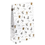 Le « Sac en papier L Winter Design » d'Artoz Papier AG est un sac cadeau en papier blanc orné d'un motif festif : des bonhommes en pain d'épices, des tasses, des étoiles, des biscuits et des pois éparpillés dans les tons marron, gris et noir sur fond blanc – un ravissant design suisse qui convient parfaitement à tous vos emballages cadeaux.