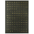 Goldene Buchstaben, Zahlen und Symbole in Handschrift sind auf einem dunklen Hintergrund angeordnet - ideal zum Dekorieren oder Basteln mit dem eleganten Artoz Sticker Alphabet der Artoz Papier AG.