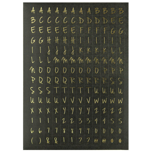 Les lettres de l'alphabet doré, les chiffres et les symboles écrits à la main sont disposés sur un fond sombre. Idéal pour la décoration ou le bricolage avec l'élégant Alphabet Artoz Sticker d'Artoz Papier AG.