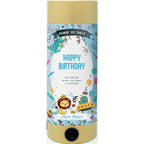 L'Artoz Papier AG Tischbombe ohne Feuer - Happy Birthday Boy est une bombe de table cylindrique aux motifs festifs, tels qu'un lion avec un chapeau d'anniversaire et des ballons. L'étiquette porte les mentions "Happy Birthday" et "Bombe de Table".