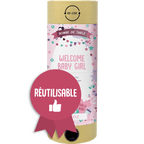 L'Artoz Papier AG Tischbombe ohne Feuer - Welcome Baby Girl présente un motif pastel avec des étoiles et des animaux. Un badge rose indique qu'il s'agit d'un wiederverwendbar, ce qui en fait une alternative sûre et sans danger pour la santé pour vos célébrations.