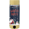 Zylindrische Tischbombe ohne Feuer – Winterparty mit dunkelblauem Etikett mit rotem Schriftzug, Girlande, einem kleinen Haus und einem Schneemann als kinderfreundliche Alternative zu Feuerwerkskörpern.
