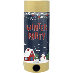Zylindrische Tischbombe ohne Feuer – Winterparty mit dunkelblauem Etikett mit rotem Schriftzug, Girlande, einem kleinen Haus und einem Schneemann als kinderfreundliche Alternative zu Feuerwerkskörpern.