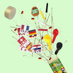 Des décorations de fête colorées, des ballons et des petits drapeaux européens sont éparpillés sur un fond vert clair, jaillissant de l'Artoz Papier AG "Tischbombe ohne Feuer - Fussball WM Team Deutschland" pour encourager l'équipe d'Allemagne.