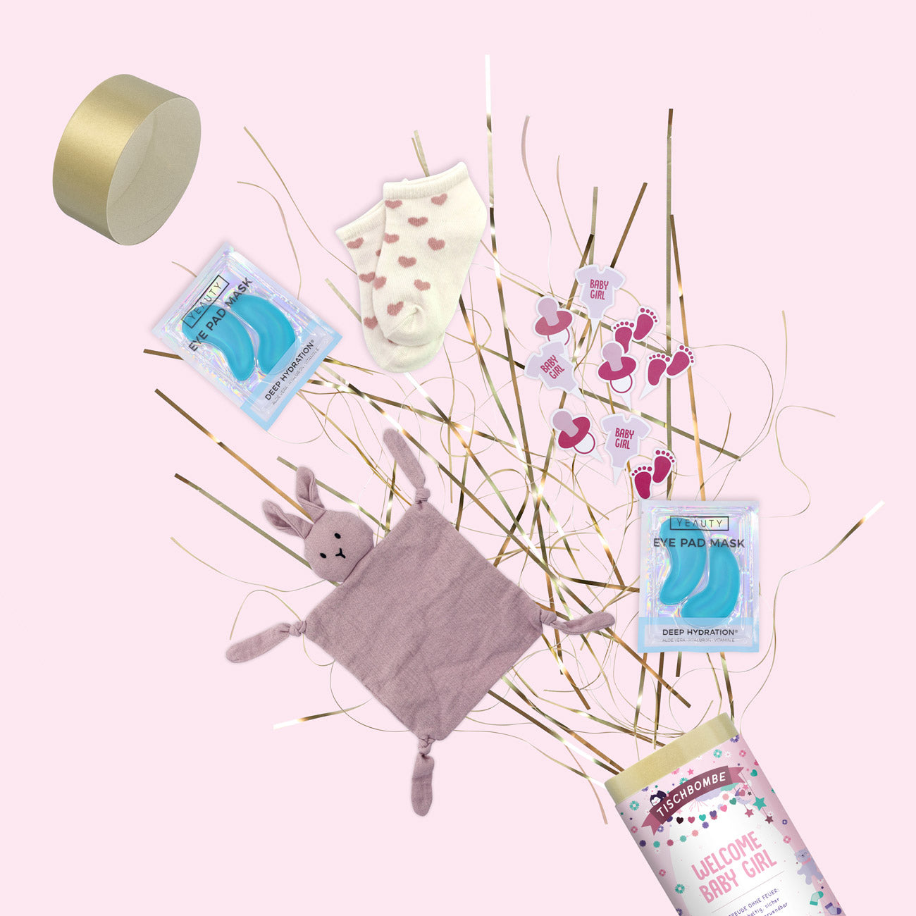 Un coffret cadeau pour bébé sur fond rose avec décor doré, comprenant un lapin tout doux, des chaussettes pour bébé, des masques hydratants pour les yeux, des autocollants, un message Artoz Papier AG Tischbombe ohne Feuer - Welcome Baby Girl, et un couvercle de boîte ronde dorée.
