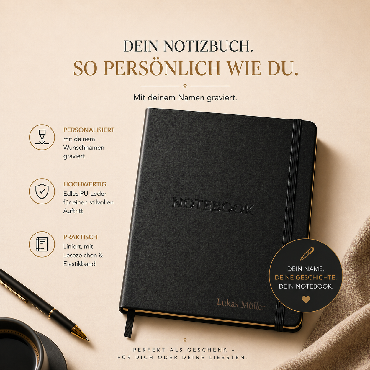 Ein schwarzes "A5 Notizbuch mit deinem Namen graviert" von Artoz Papier AG, mit NOTEBOOK-Prägung und Lukas Müller am unteren Rand, liegt auf beigem Untergrund neben Goldstift, Büroklammern und einem schwarzen Label für das personalisierte Notizbuch.