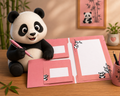 Une adorable peluche de panda est assise à un bureau sur lequel se trouve un ensemble de papeterie rose « Panda » de la marque Kinder Schreib-Set, fabriqué par Artoz Papier AG, comprenant des cahiers et des crayons, qui inspire l'écriture créative au milieu d'un décor de bambous et d'une image de panda accrochée au mur.