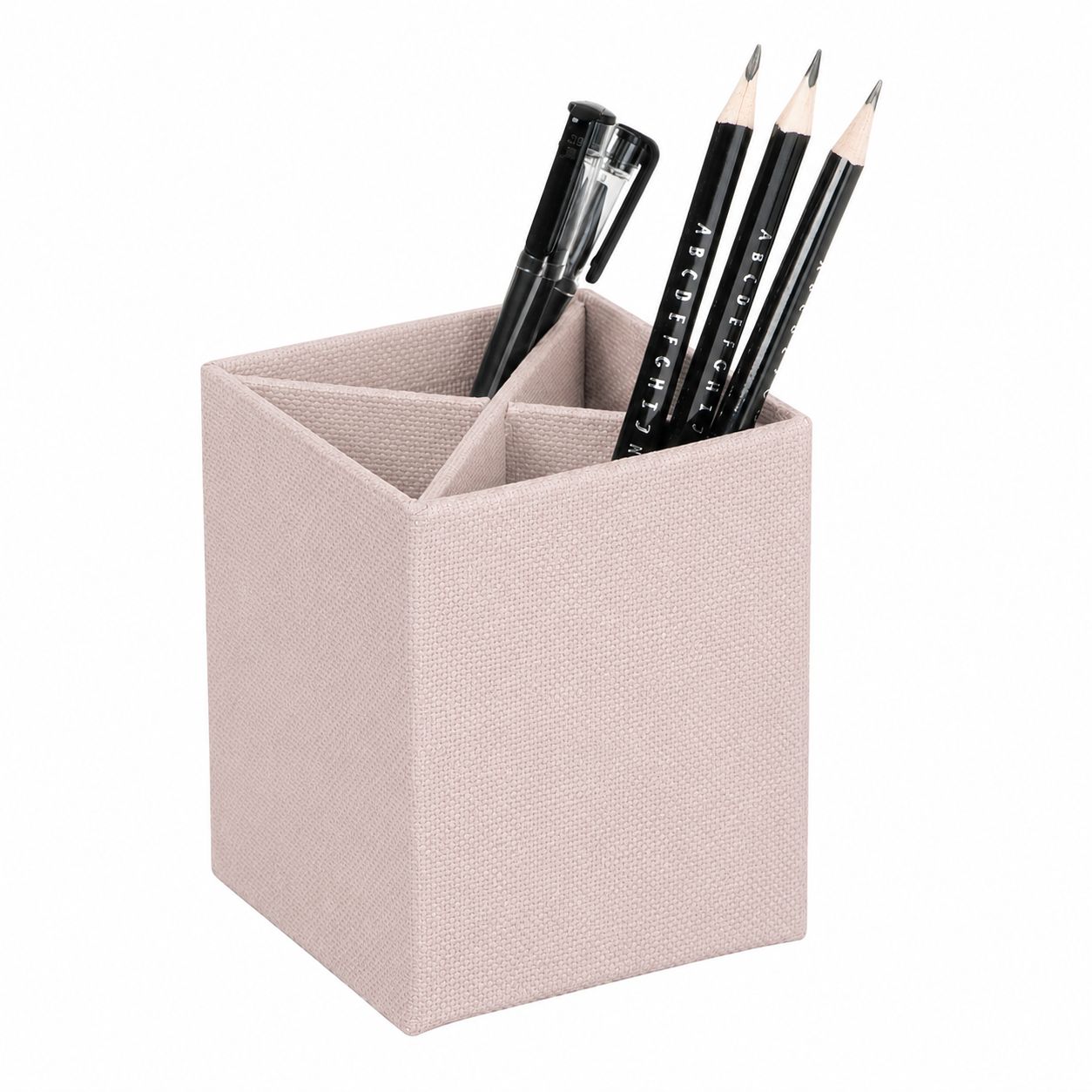 Le porte-crayons « Stiftehalter » d'Artoz Papier AG est un organiseur de bureau rose recouvert de tissu, doté de quatre compartiments, qui accueille avec élégance trois crayons noirs et un stylo noir — idéal pour votre bureau à domicile sur un fond blanc.